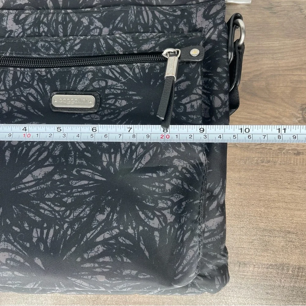 Ladies Baggallini go Bagg RFID crossbody‎ bag purse